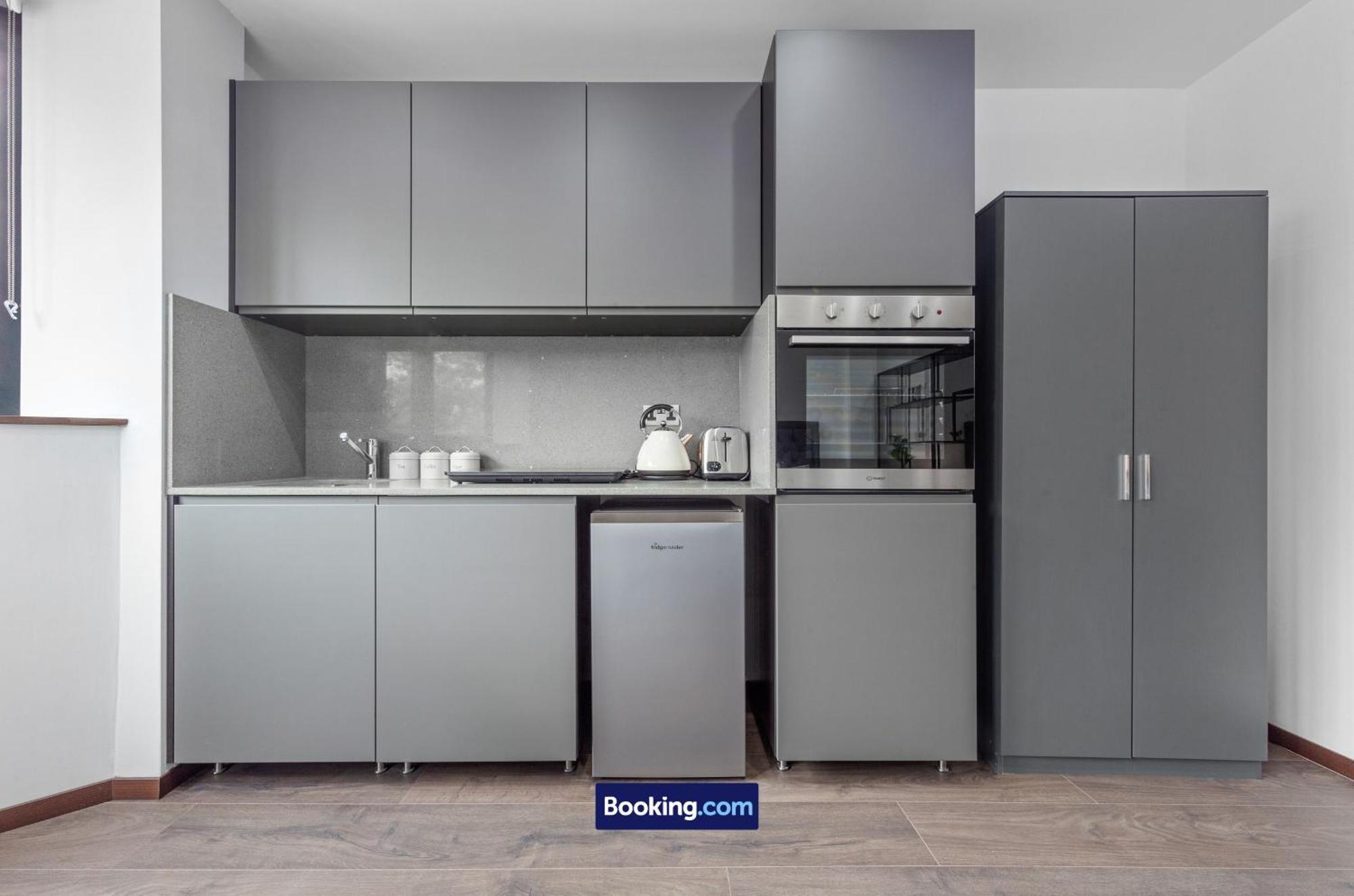Stylish Studio Apt By Stay Smart Short Lets & Serviced Accommodation Woodstock With Free Wifi Londra Dış mekan fotoğraf